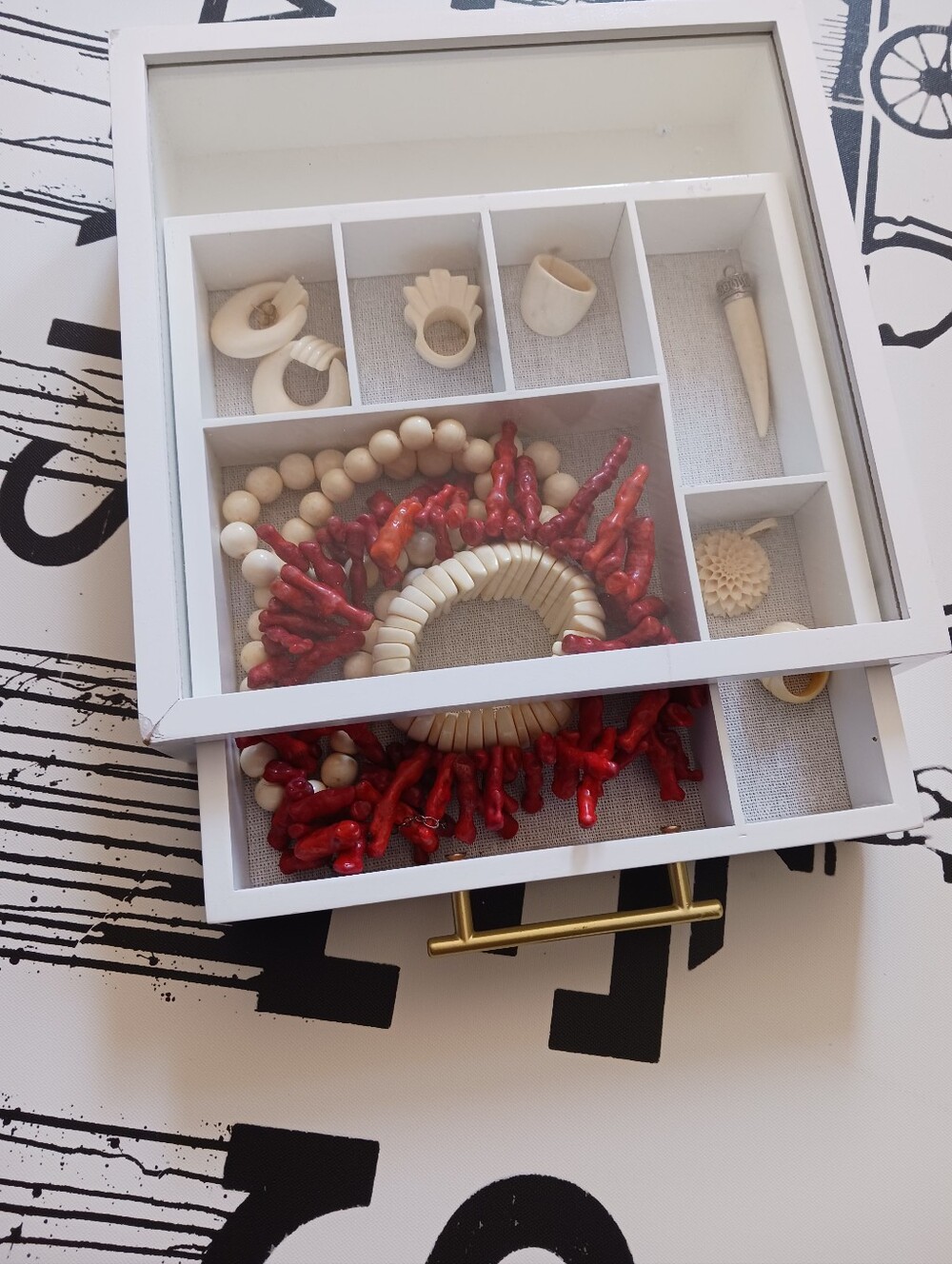 Wooden White Drawer  Jewlery Case With Bone Jewlery - Picture 4 of 16